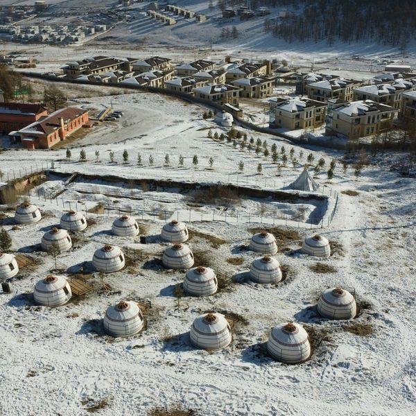 Les yourtes d'Oulan-Bator sous la neige hivernale de Mongolie