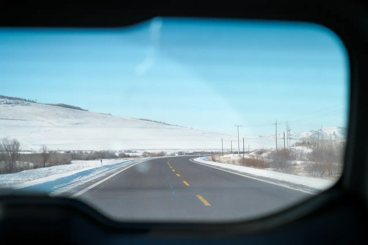 Regarder à travers la vitre lors d'un trajet en voiture en hiver en Mongolie