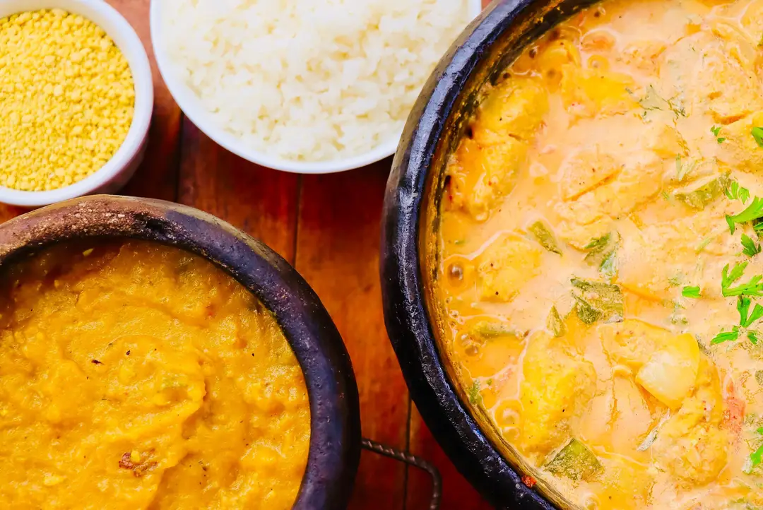 Moqueca de poisson accompagnée de garnitures