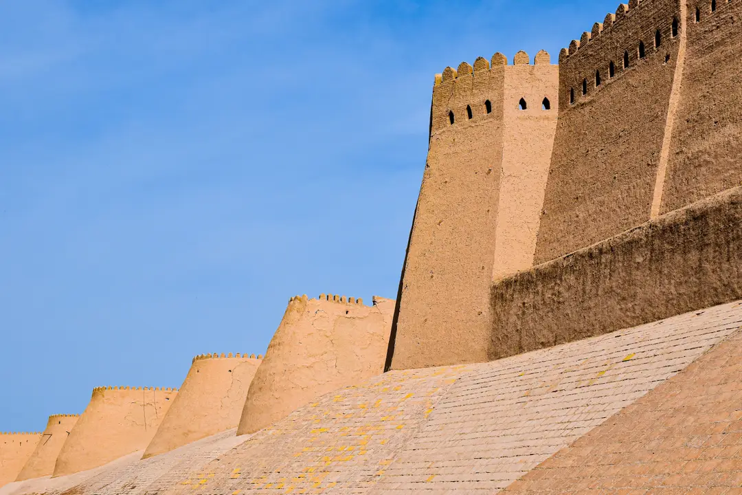 Murs historiques d'Itchan Kala à Khiva, Ouzbékistan, sous un ciel bleu clair