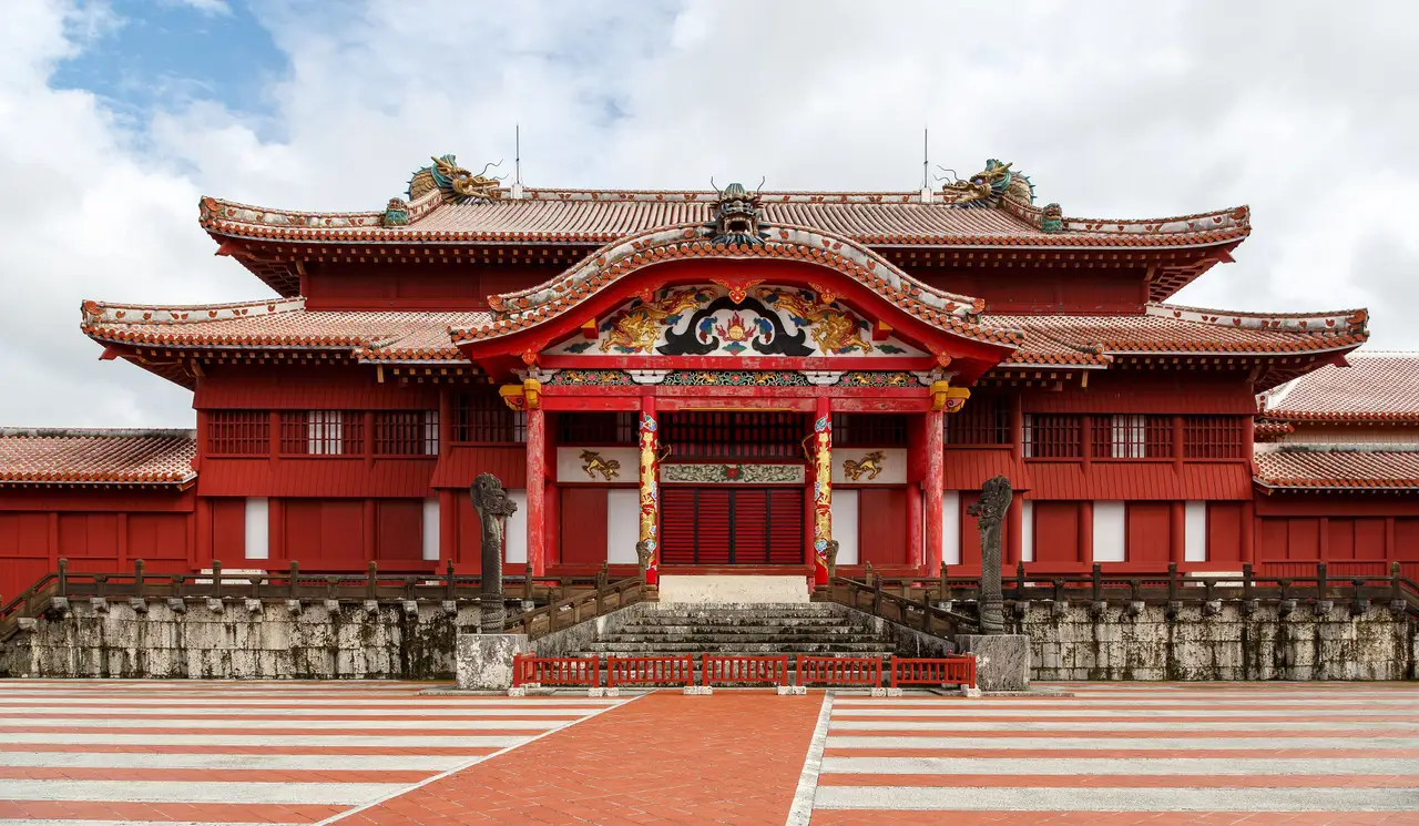 Voyage au Japon — Façade rouge vermillon du château de Shuri, emblème historique du royaume des Ryūkyū à Naha, Okinawa.