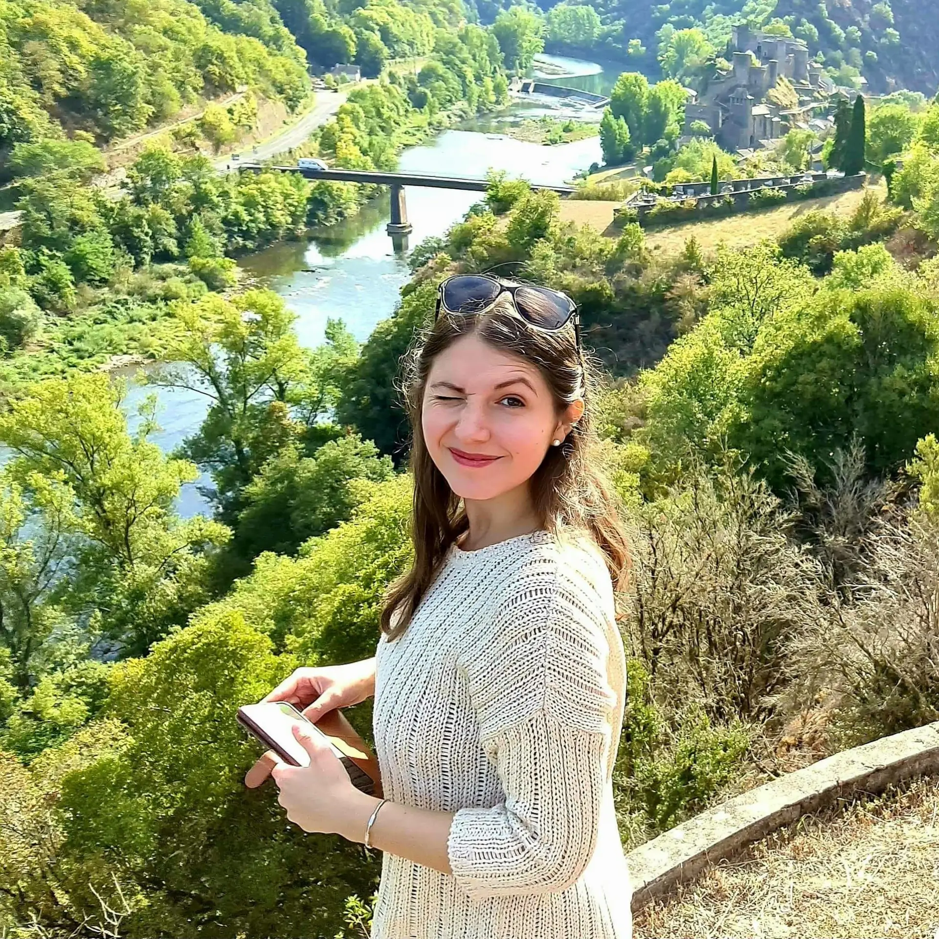 Portrait de Nelly Aguilera, experte Shanti Travel pour le Japon, fascinée par Kobe et ses jardins floraux changeants au fil des saisons.