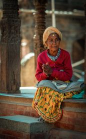 Voyage au Népal, Femme népalaise en costume traditionnel