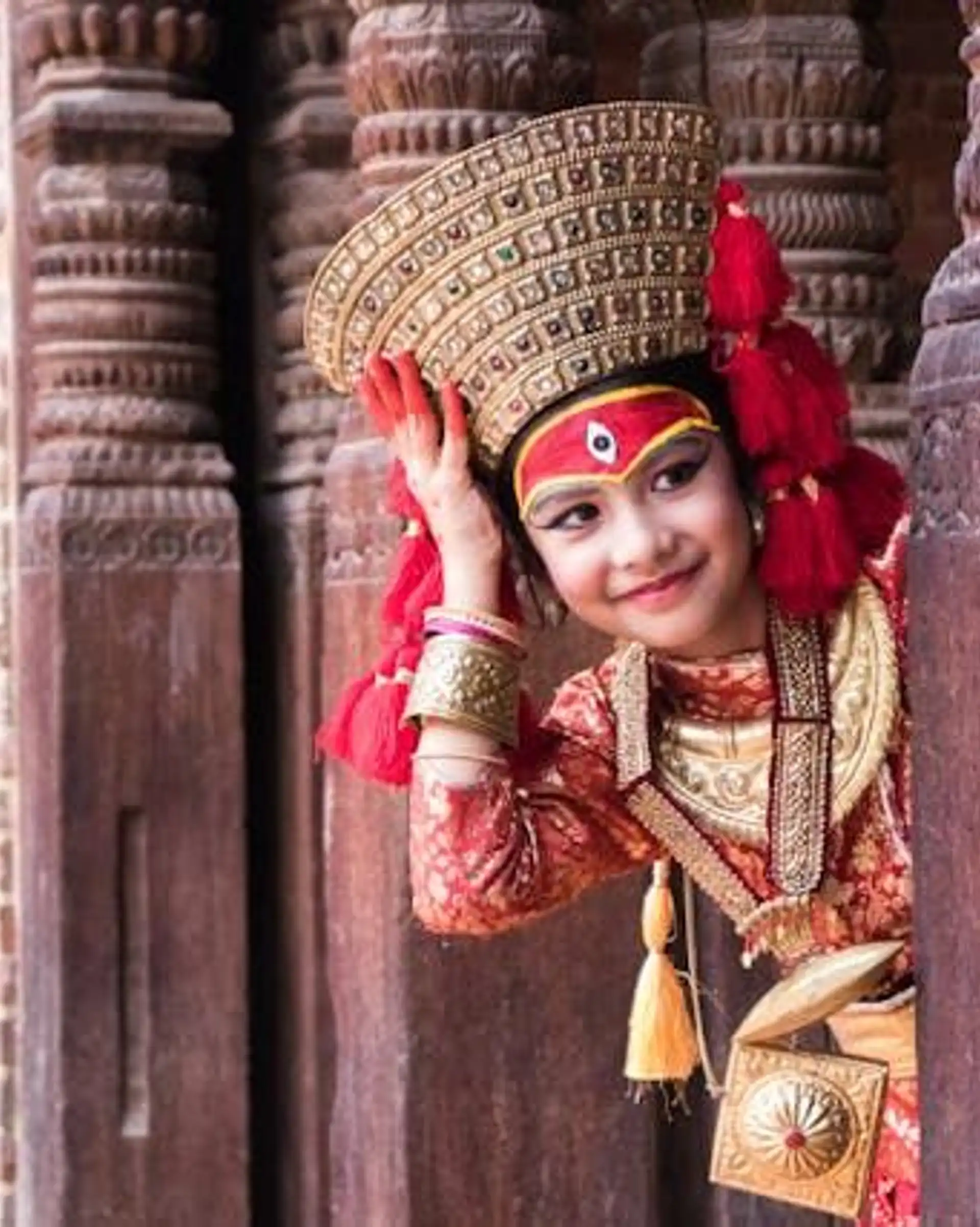 Nepal Kind traditionell Kleider Tempel Willkommen