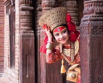 Nepal Kind traditionell Kleider Tempel Willkommen