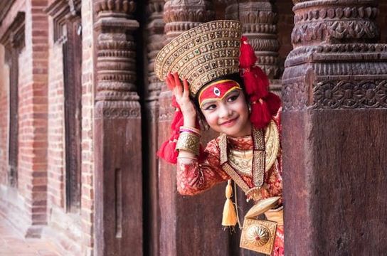 Nepal Kind traditionell Kleider Tempel Willkommen