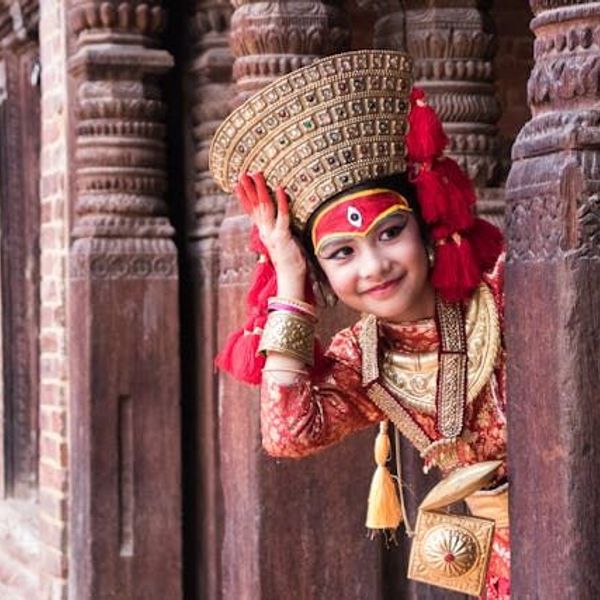 Nepal Kind traditionell Kleider Tempel Willkommen
