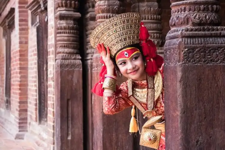 Nepal Kind traditionell Kleider Tempel Willkommen