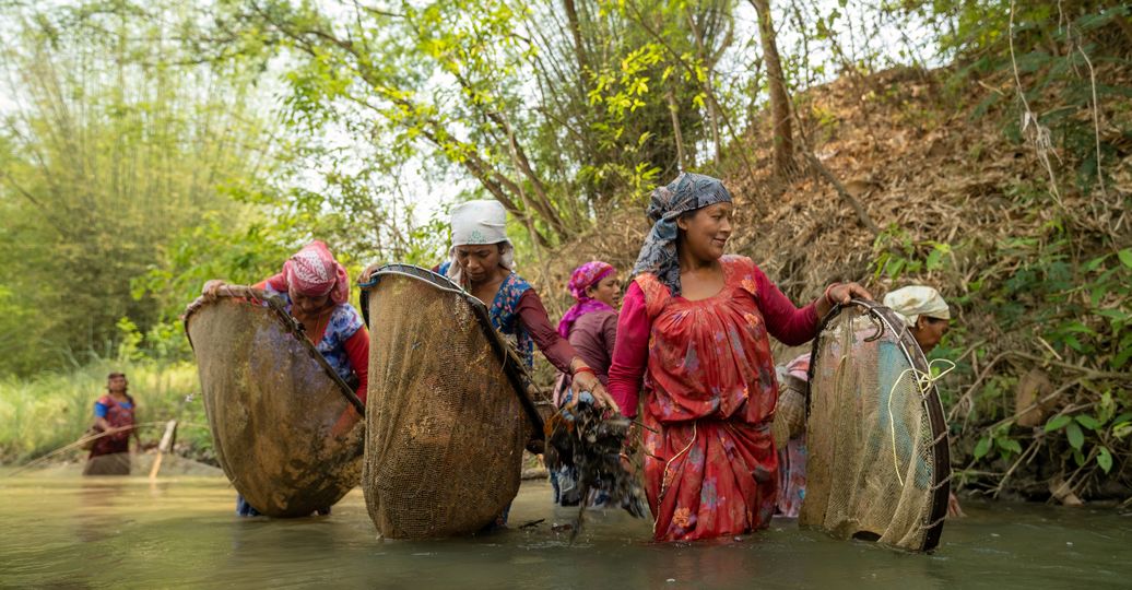 Voyage au Népal, Femmes Tharus pratiquant la pêche traditionnelle