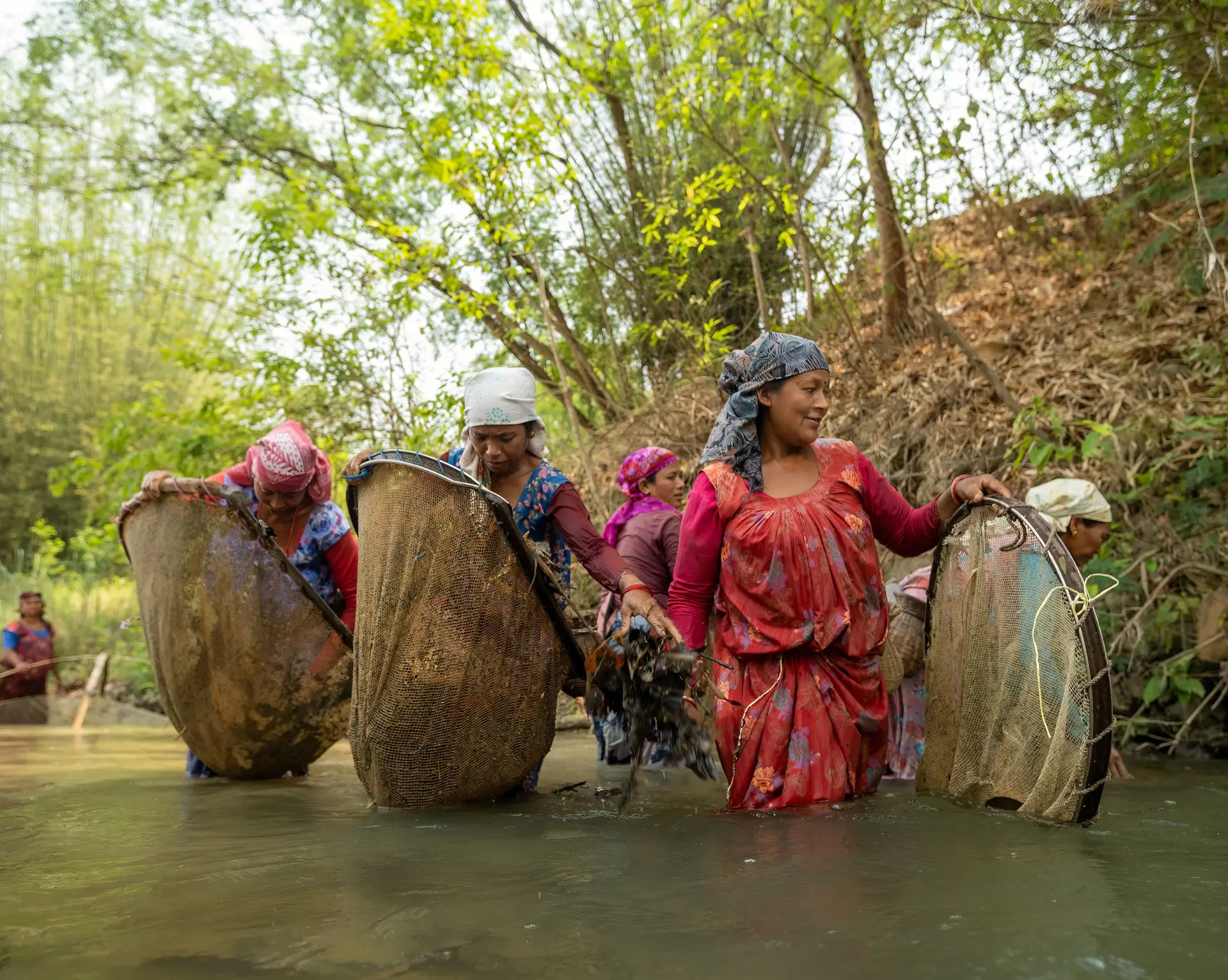 Voyage au Népal, Femmes Tharus pratiquant la pêche traditionnelle