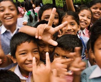 Nepalesische Kinder Willkommen in Nepal