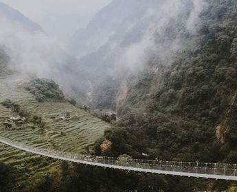 Überquerung der neuen Brücke in Nepal