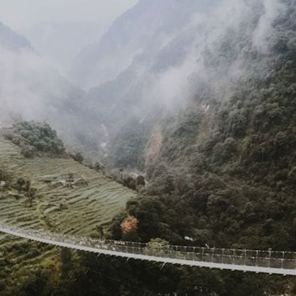 Überquerung der neuen Brücke in Nepal