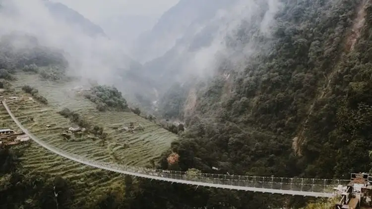 Überquerung der neuen Brücke in Nepal
