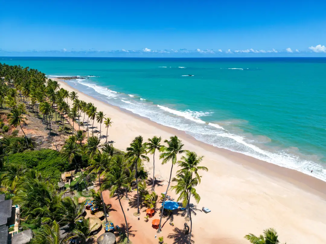 Vue panoramique d'une plage dans le Nordeste brésilien