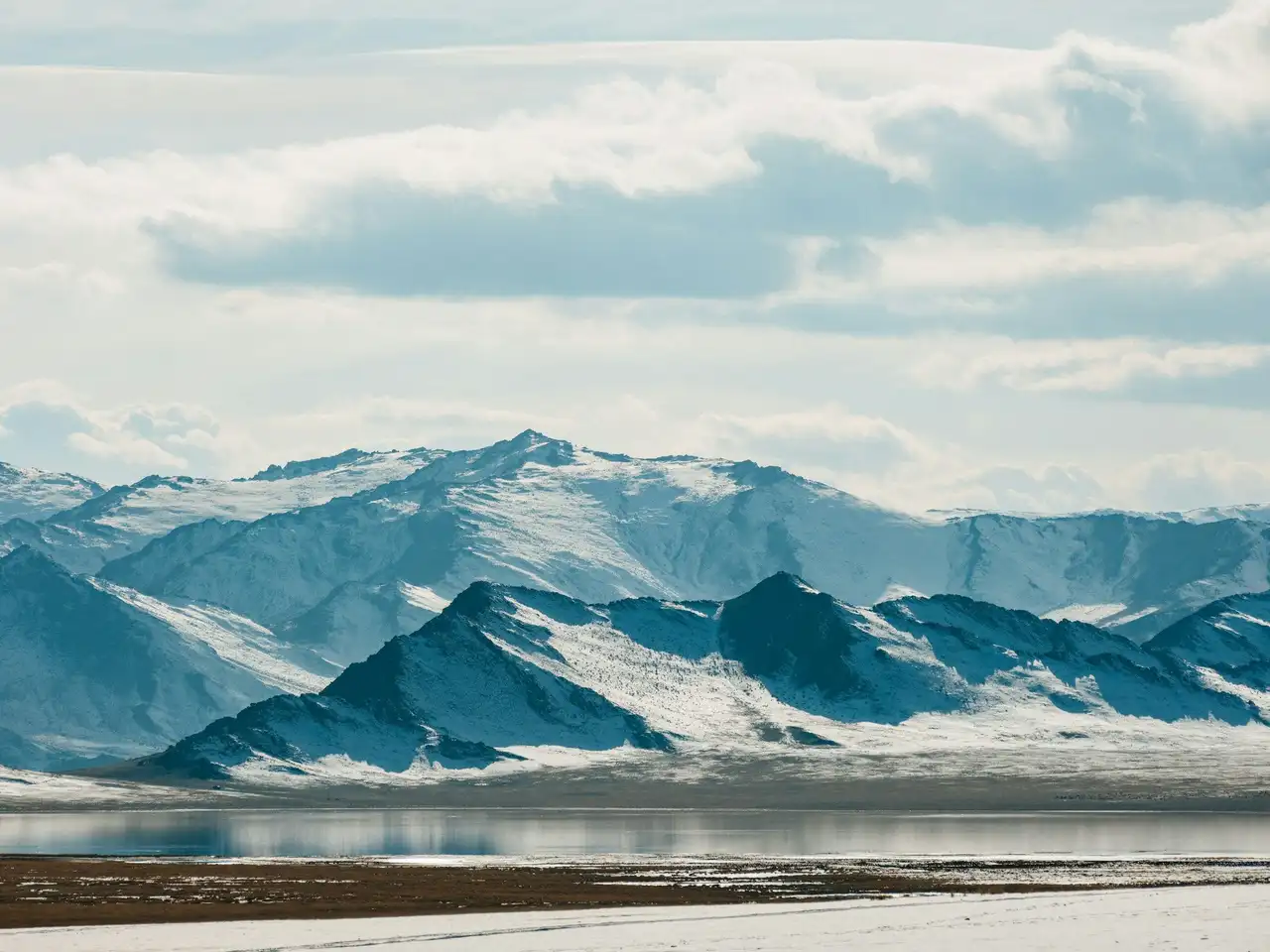 Olgii et ses montagnes majestueuses en hiver en Mongolie
