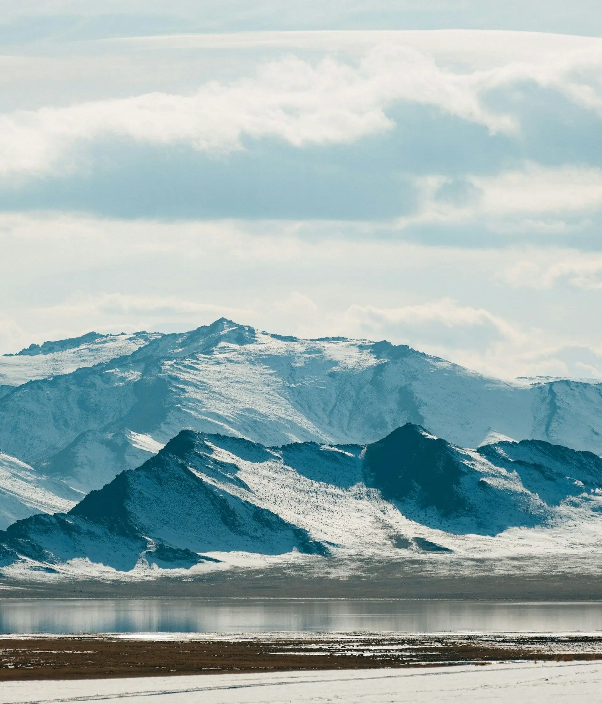 Olgii et ses montagnes majestueuses en hiver en Mongolie