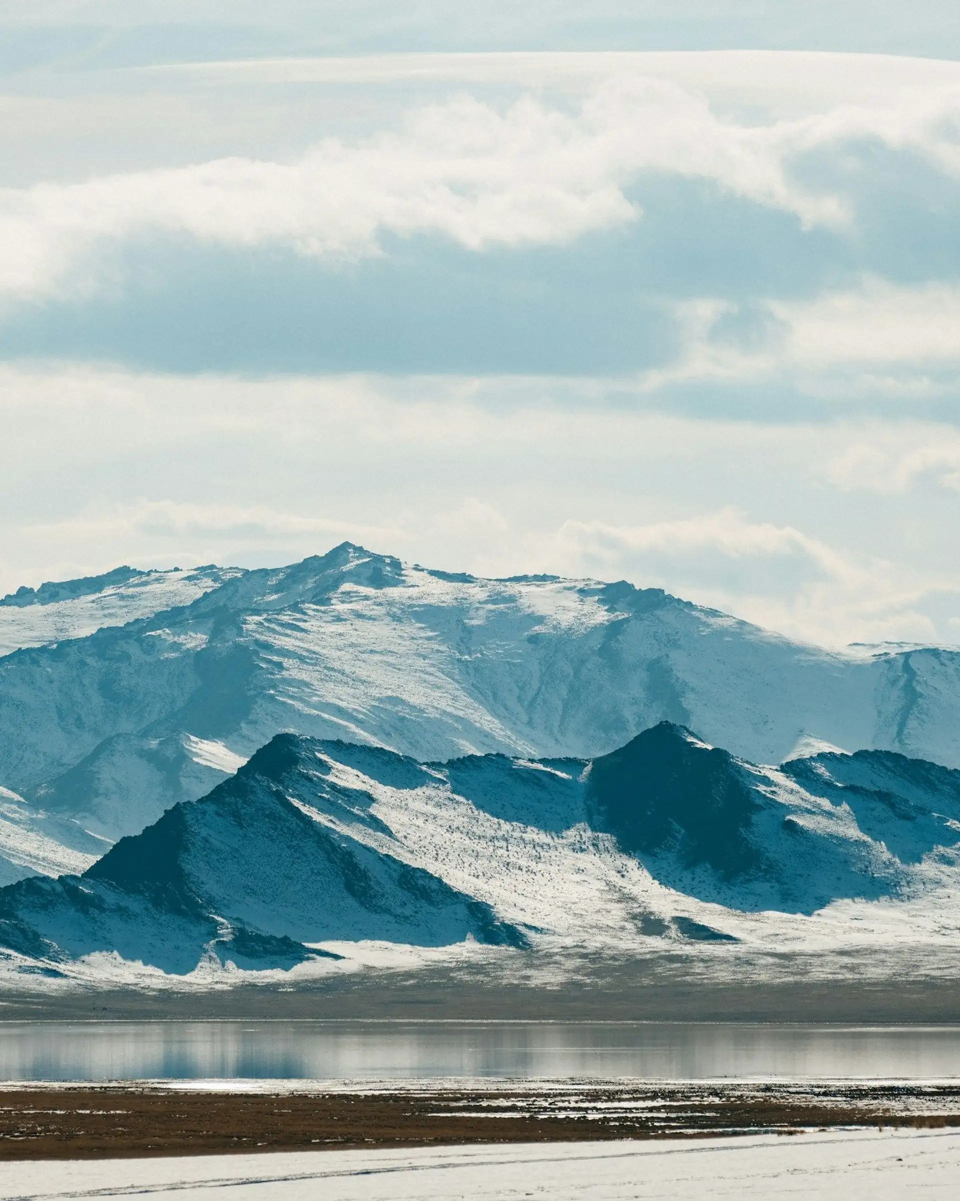 Olgii et ses montagnes majestueuses en hiver en Mongolie