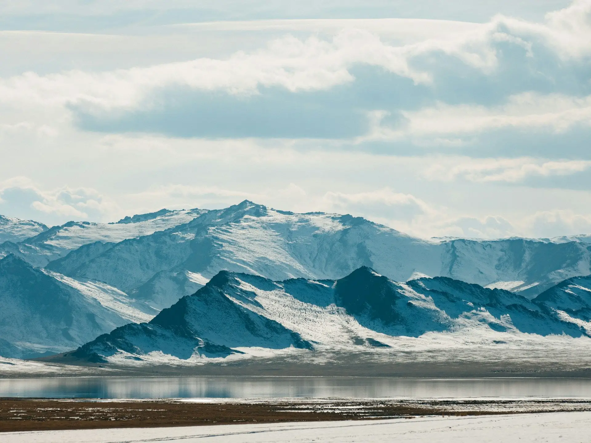 Olgii et ses montagnes majestueuses en hiver en Mongolie