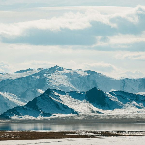 Olgii et ses montagnes majestueuses en hiver en Mongolie