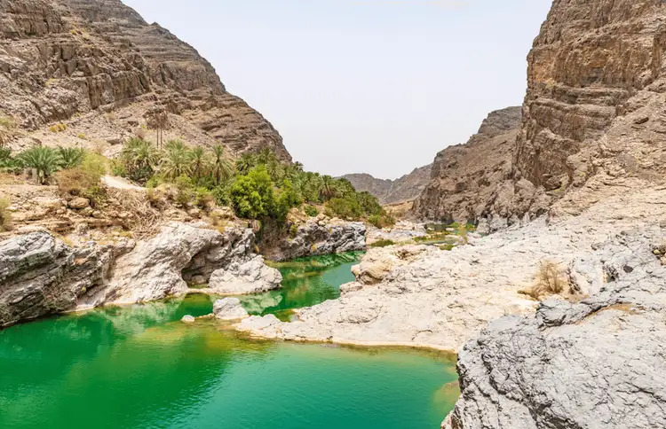 Trek à Oman — Les vasques d'eau turquoise du Wadi Al Arbeieen encaissées entre les falaises arides du Sultanat.