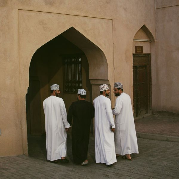 Un groupe d'hommes omanais dans une vieille ville d'Oman
