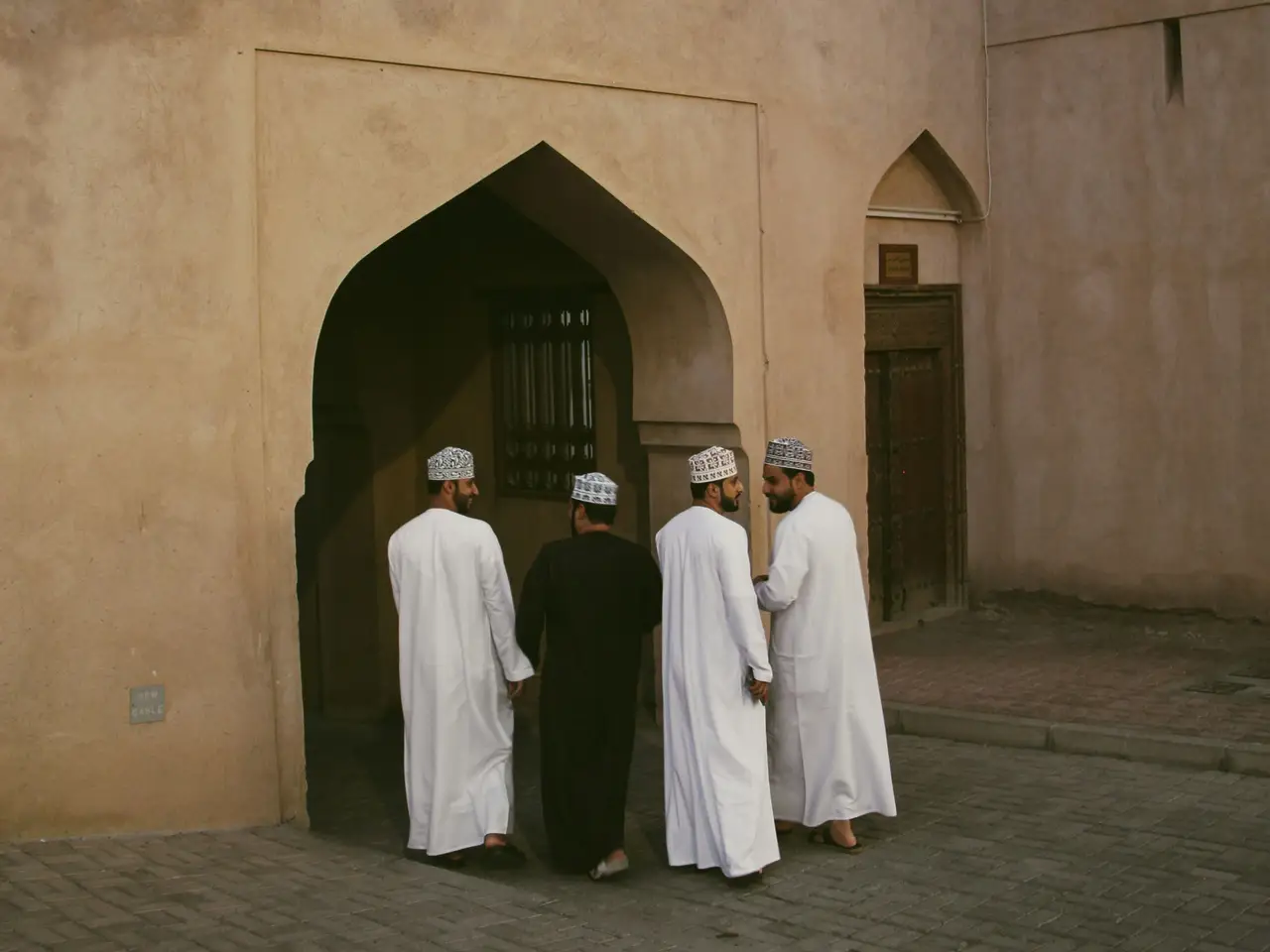 Un groupe d'hommes omanais dans une vieille ville d'Oman