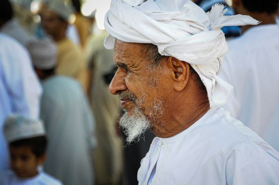 Un homme omanais au marché de Nizwa, temps fort de la vie dans les montagnes