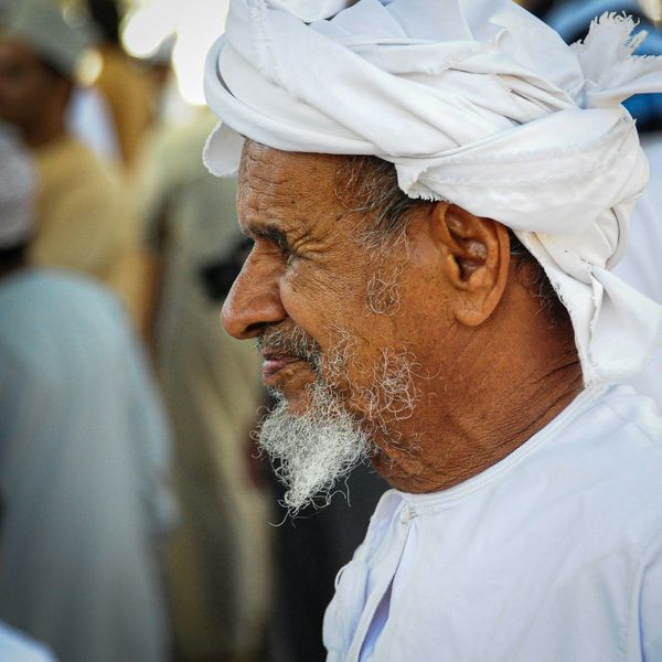 Un homme omanais au marché de Nizwa, temps fort de la vie dans les montagnes