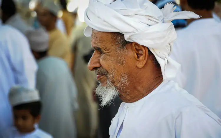 Un homme omanais au marché de Nizwa, temps fort de la vie dans les montagnes