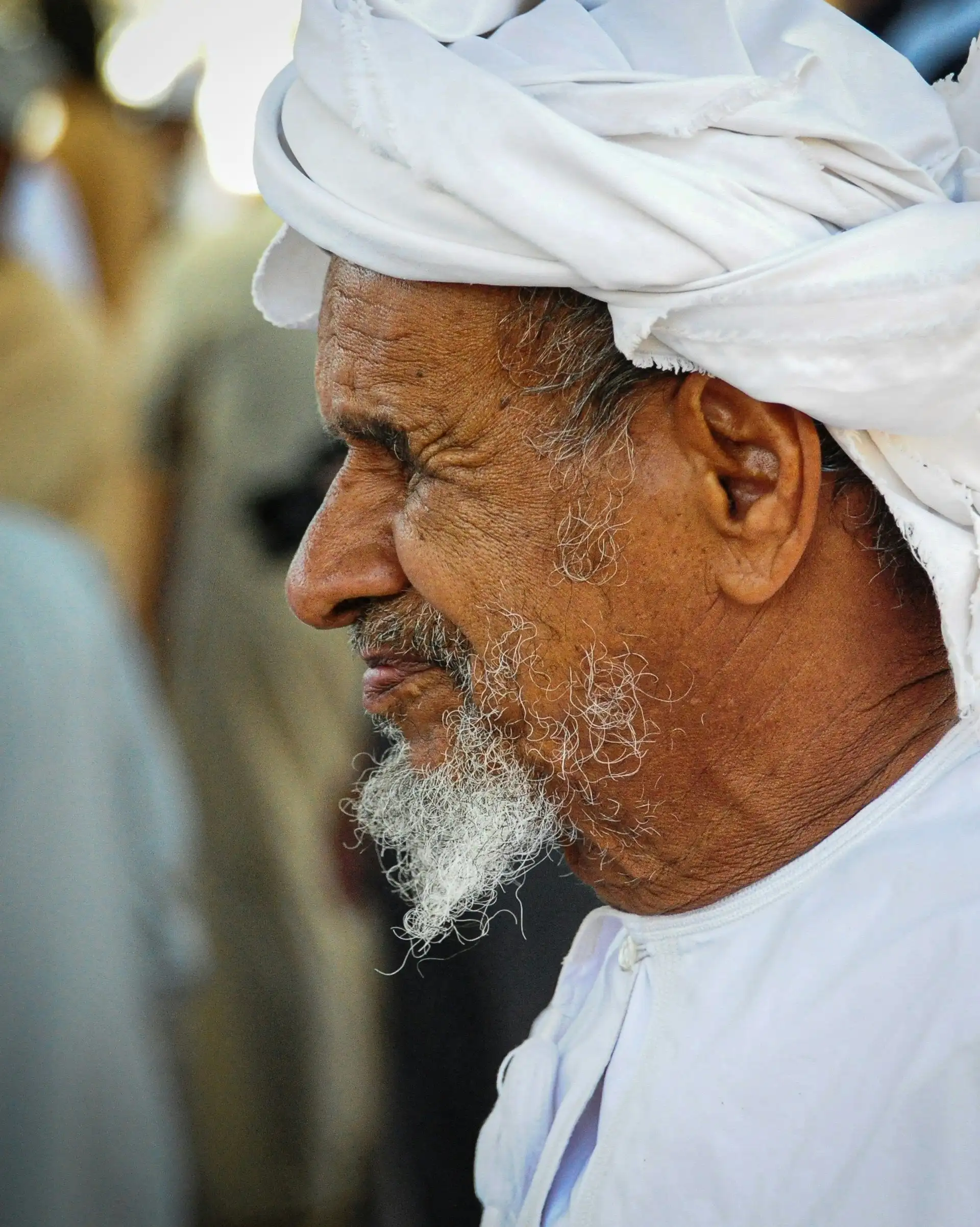 Un homme omanais au marché de Nizwa, temps fort de la vie dans les montagnes