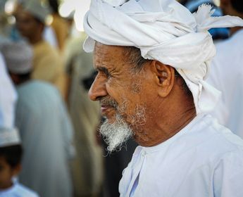 Un homme omanais au marché de Nizwa, temps fort de la vie dans les montagnes