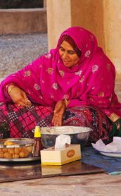 Femme en vêtement traditionnel sur un marché à Oman