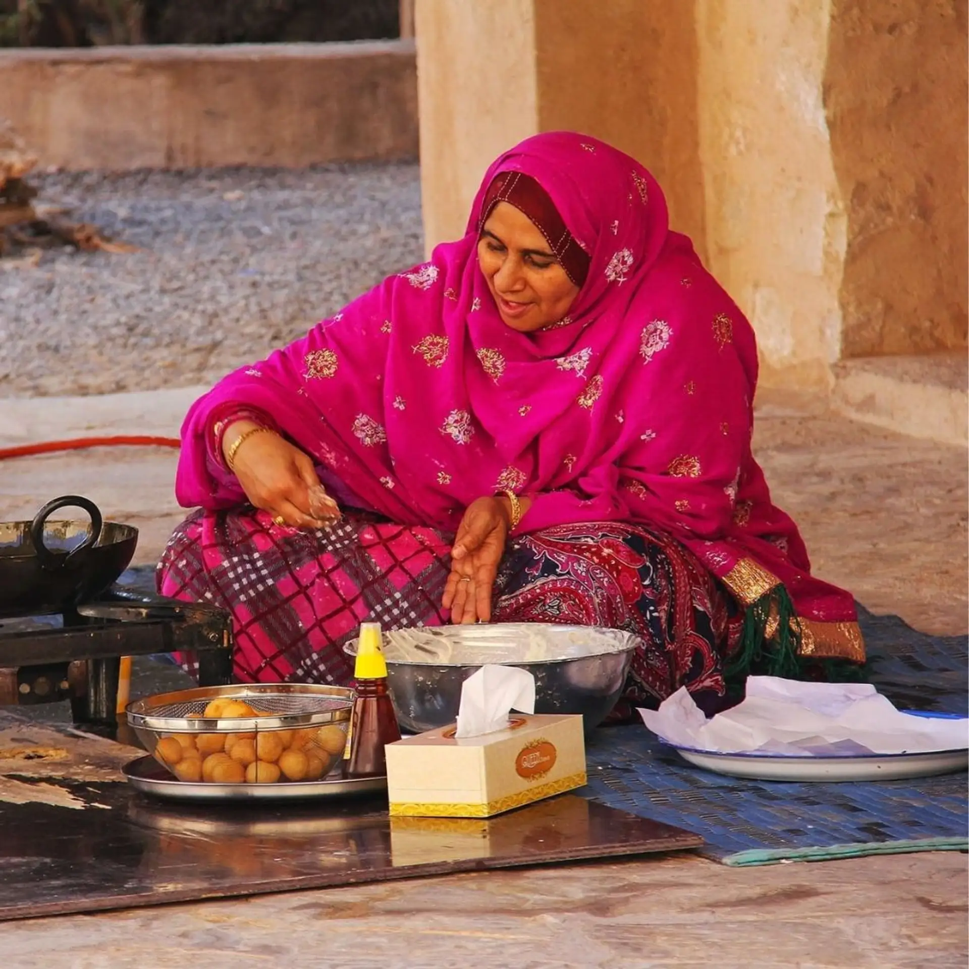 Femme en vêtement traditionnel sur un marché à Oman