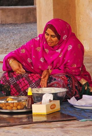 Femme en vêtement traditionnel sur un marché à Oman