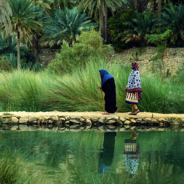 Voyage à Oman – femmes au bord de la rivière