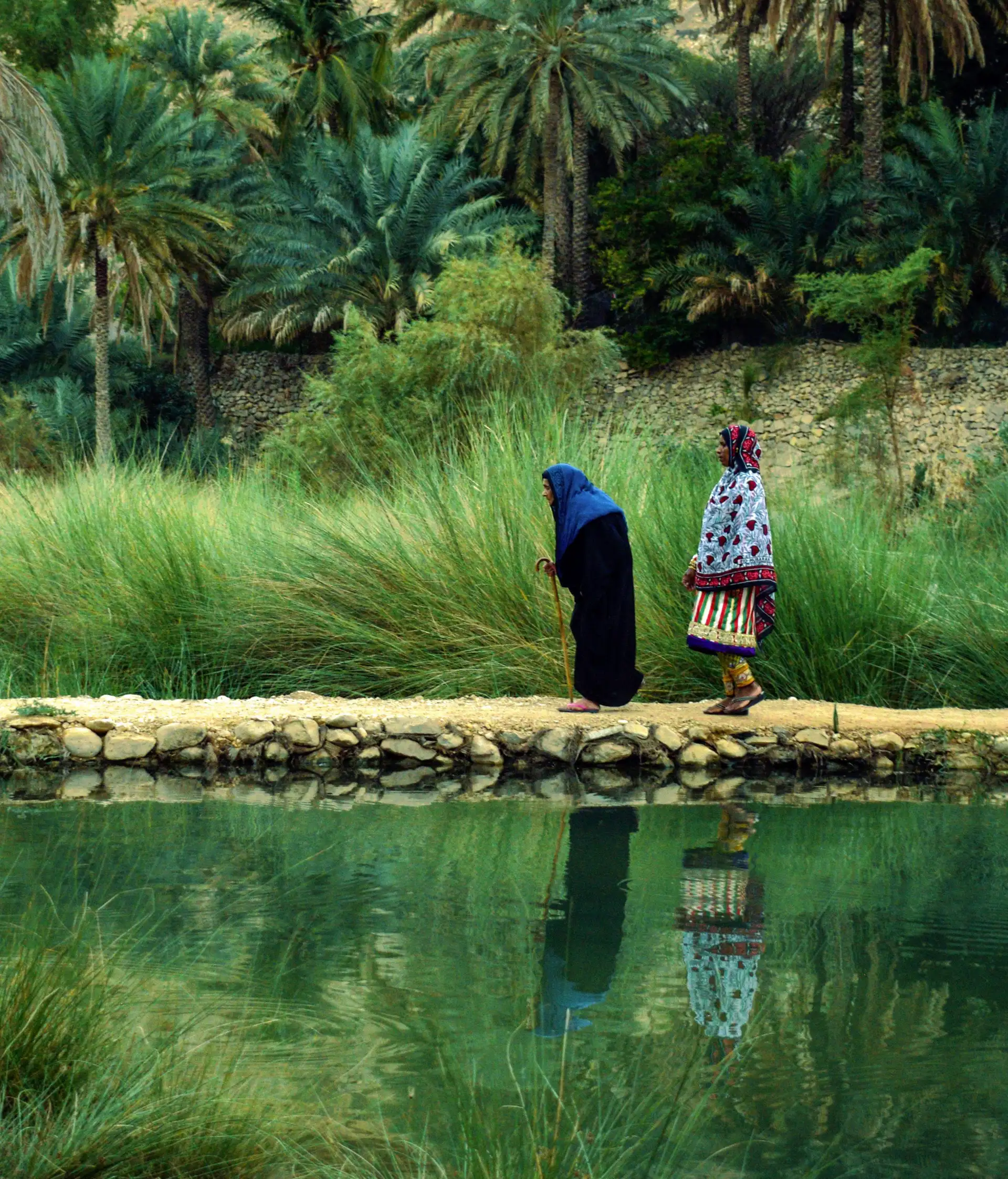Voyage à Oman – femmes au bord de la rivière