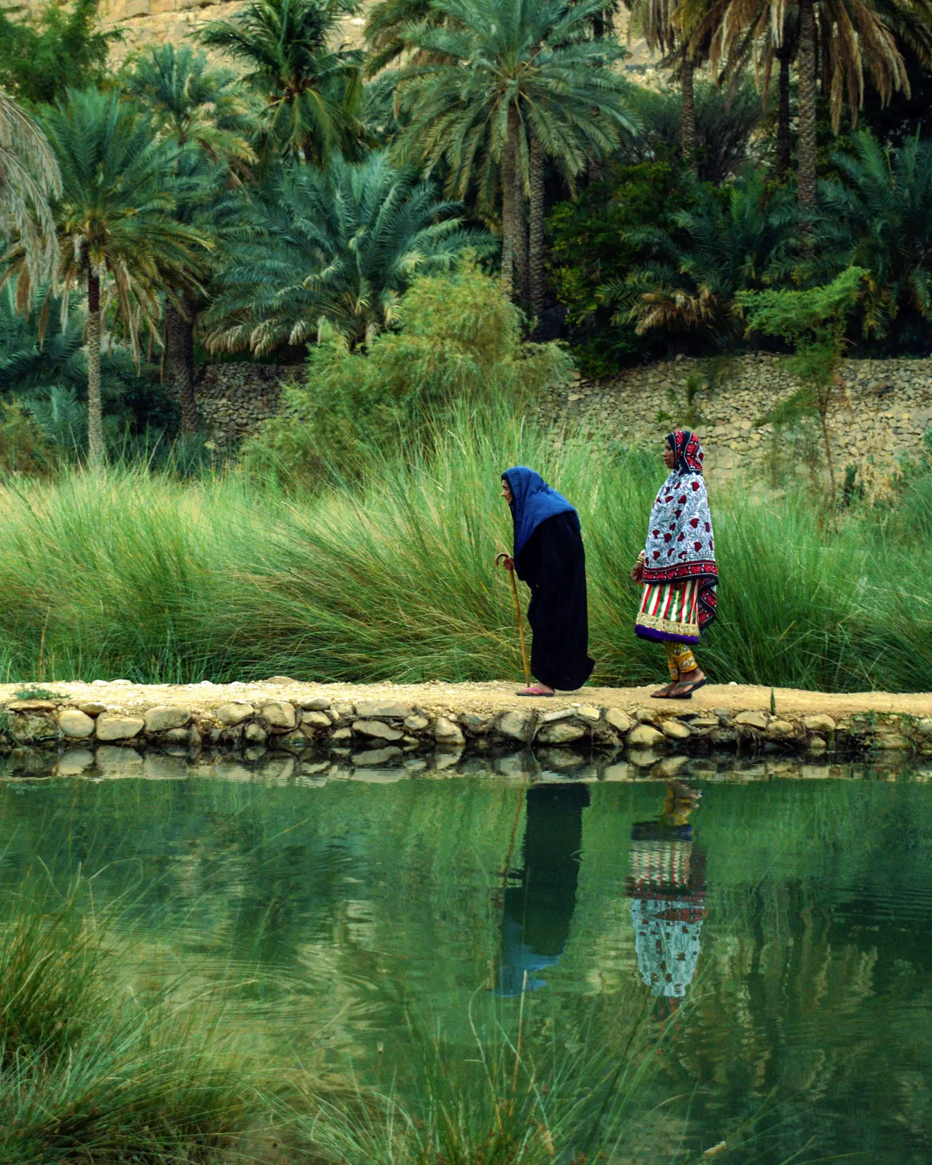 Voyage à Oman – femmes au bord de la rivière