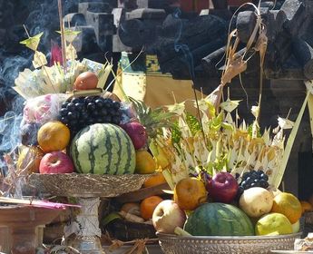 Voyage en Asie — Offrandes balinaises déposées devant un temple, symbolisant la spiritualité hindoue et les rituels quotidiens à Bali.