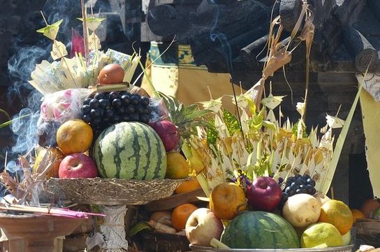 Voyage en Asie — Offrandes balinaises déposées devant un temple, symbolisant la spiritualité hindoue et les rituels quotidiens à Bali.