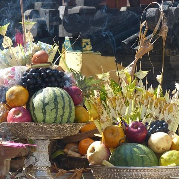 Voyage en Asie — Offrandes balinaises déposées devant un temple, symbolisant la spiritualité hindoue et les rituels quotidiens à Bali.