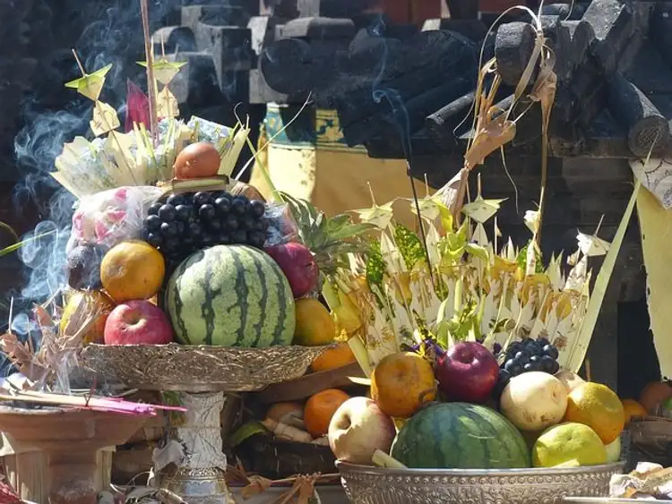 Voyage en Asie — Offrandes balinaises déposées devant un temple, symbolisant la spiritualité hindoue et les rituels quotidiens à Bali.