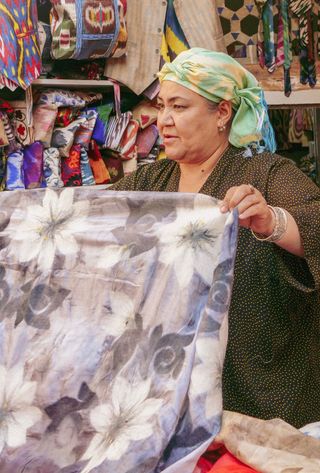 Voyage en Ouzbékistan – Marché aux tissus de Boukhara