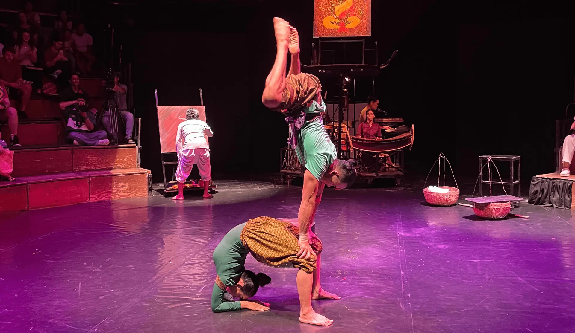 Voyage au Cambodge — spectacle du Phare Circus à Siem Reap avec acrobaties, théâtre et musique cambodgienne