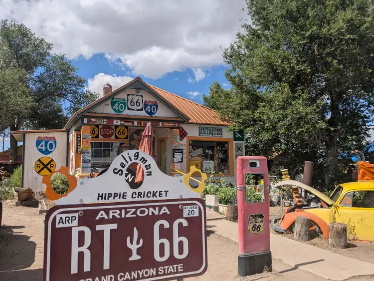Boutique rétro et décors vintage colorés au bord de la Route 66 à Seligman en Arizona