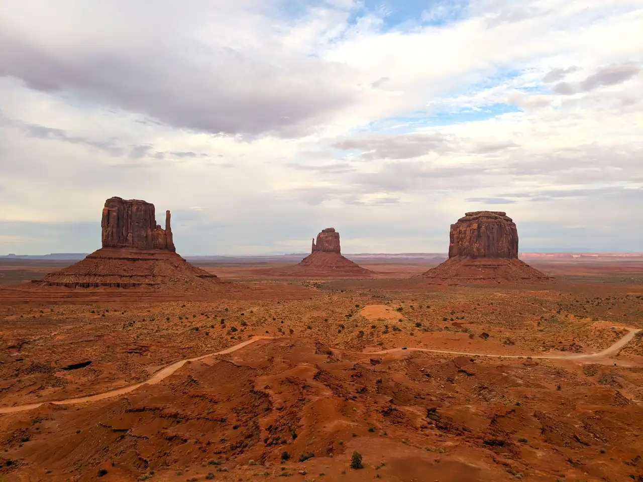 Panorama désertique sur les célèbres buttes de grès rouge de Monument Valley sous un ciel nuageux