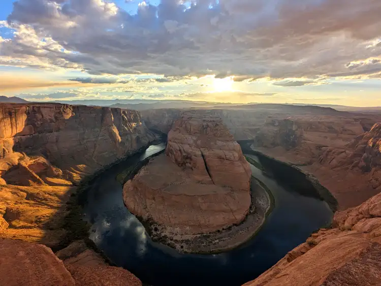 Vue plongeante sur le méandre en fer à cheval du Colorado à Horseshoe Bend près de Page au coucher du soleil