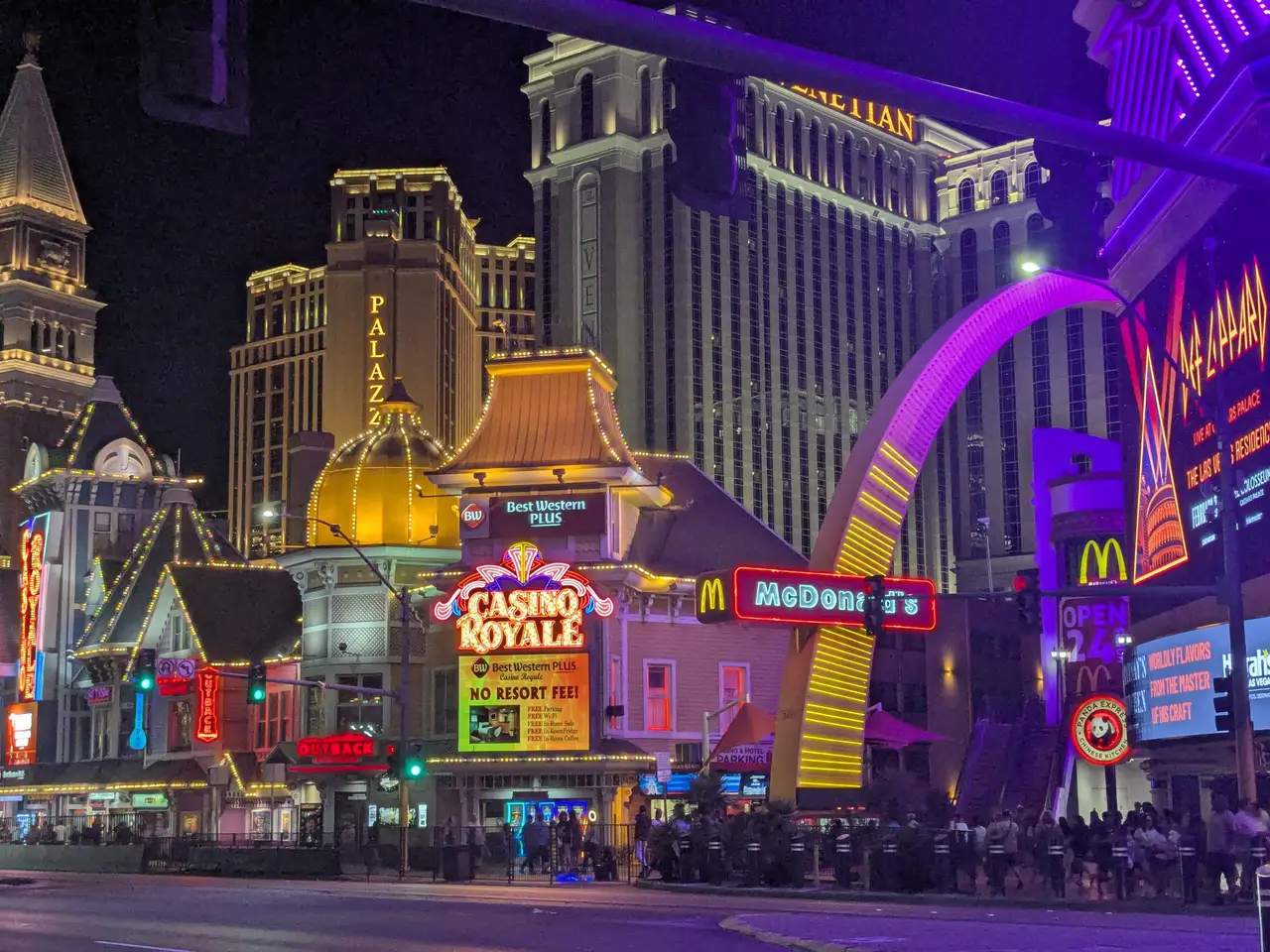 Façades illuminées et enseignes lumineuses des hôtels et casinos du Strip de Las Vegas de nuit