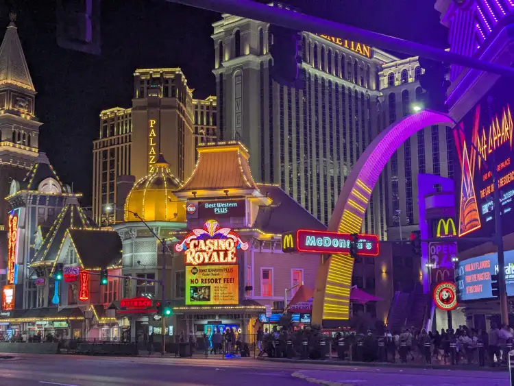 Façades illuminées et enseignes lumineuses des hôtels et casinos du Strip de Las Vegas de nuit