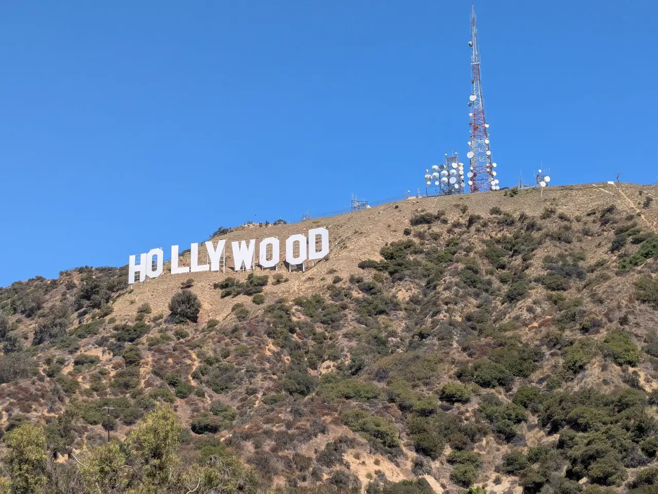 Lettres blanches du célèbre panneau Hollywood Sign sur le mont Lee à Los Angeles sous un ciel bleu dégagé